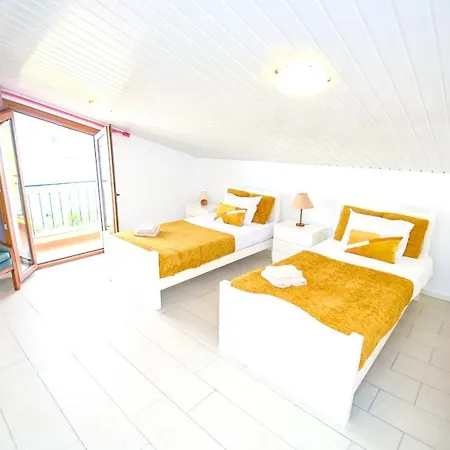 Ferienhaus Authentic House In + View
